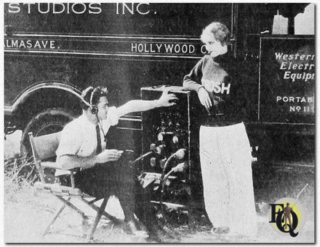 Prachtige foto van de Western Electric draagbare geluidswagen in actie tijdens het filmen van "The Freshman's Goat". De mixer Donald Peters, die de stem opneemt die over de microfoon komt, is te zien naast Marion Shockley die de vrouwelijke hoofdrol speelt.