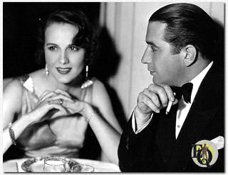 Mary Brian en Donald Cook gefotografeerd tijdens het eten in the Gold Room of de Beverly Wilshire Hotel (1933)