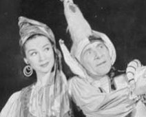 Kathleen Roche en Florenz Ames in Gilbert & Sullivan's "The Yeomen of the Gard" (1944).