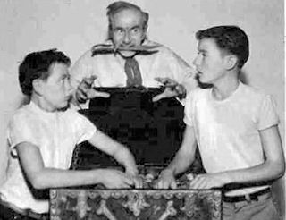 Tommy Kirk (links), Florenz Ames (midden), en Tim Considine in "The Hardy Boys: The Mystery of the Applegate Treasure" (1956).