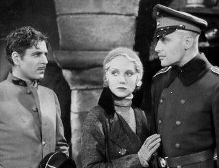 In "Surrender" (1931) zien we Ralph als Kapitein Ebbing tegenover Warner Baxter& Leila Hyams.