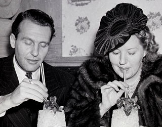 Ralph Bellamy drinkt Mint Juleps met zijn vrouw Catherine Willard (1939)