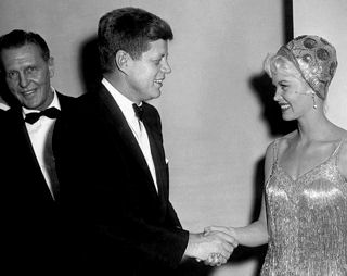 Ralph komt nog net op de foto met President Kennedy & Dorothy Provine op het W.H. Correspondents Dinner Sheraton Park Hotel, Washington, D.C. op 25 februari 1961