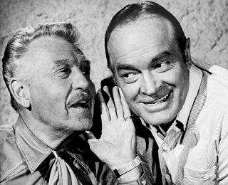 Ralph Bellamy (L), een van Amerika's meest gerespecteerde en duurzame acteurs, hier te zien met Bob Hope tijdens de opnamen van "Cancel My Reservation" (1972), de nieuwe Warner Bros. release, een mysterieuze komedie waarin Bellamy een landbaron uit het Amerikaanse Zuidwesten portretteert.