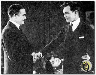 Charles Ray (rechts) in 'An Old Fashioned Boy' (1920) tegenover Wade Boteler (links).