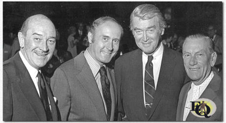 Rechtstaand (L naar R) Lee Bowman, Henry Mancini, Jimmy Stewart en Hoagy Carmichael op een eerbetoon aan Hoagy Carmichael, in Los Angeles, gesponserd door de Indiana University Alumni Association, 1973.