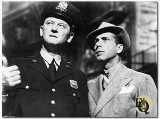 Burke (L) als Mulligan met Humphrey Bogart (R) in de film "Dead End" (United Artists, 27 aug 1937).