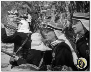 In "Beau Geste" (1939) dragen Majoor Henri de Beaujolais (James Stephenson) (midden) en zijn onderluitenant Dufour (James Burke) revolvers.