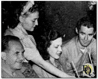 Acteurs van het radioprogramma "Girl Alone" tijdens een pauze in een Merchandise Mart restaurant (Chicago) in januari van 1941. Zittend van links beginnend:Herbert Butterfield (Zeihm), Laurette Fillbrandt (Virginia Richman) en John Larkin (Frankie McGinnis)