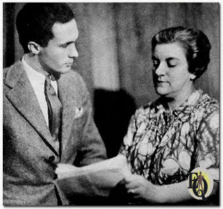 In principe was "Heinz Magazine of the Air" bij de radio bekend als een "woman appeal" show, het bracht "Trouble House" (1936-37). Hier zie je Carleton Young (Bill Mears) en de schrijfster Elaine Sterne Carrington.
