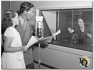 Diana Bourbon regisseert Carleton Young (Winfield Craig) en Betty Philson in "Life Begins" (aka "Martha Webster") voor Radio. (New York, NY. 1 juli 1940)