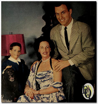 Familieportret van Richard Coogan Jr., Gay Adams en Richard Coogan (1955)