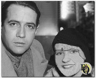 Donald Cook en Maxine Lewis die hun huwelijkspapieren ophalen (1934)