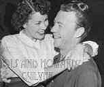 Een foto met Lois, tewijl die wordt binnengedragen in Ray Kemper's geluidsstudio door haar nieuwe echtgenoot, Howard Culver, in 1950.