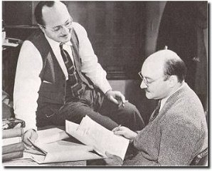 Lee en Dannay in hun EQ bureel, rond 1942. Dannay leest een radioscript.