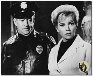 "It's Only Money" (Jerry Lewis Productions, 21 nov 1962) met Jerry Lewis waar hij opnieuw een zeldzame keer een "goeierik" mocht spelen (politie). Hier te zien naast de vrouwelijke hoofdrolspeelster Joan O'Brien.