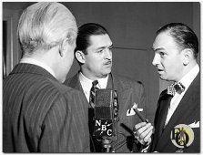 (Van L naar R) Ellery Queen (Sydney Smith), Ted De Corsia als Sergeant Velie en Santos Ortega als Inspecteur Queen in "The Adventures of Ellery Queen" (rond 1943-1946).