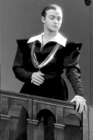 Larry onderscheidde zich als de jongste acteur ooit die de titelrol speelde in een onverkorte versie van "Hamlet" ("Hamlet", 1941-1942. Yale School of Drama Photographs and Posters, RU 397. Manuscripts and Archives, Yale University Library).
