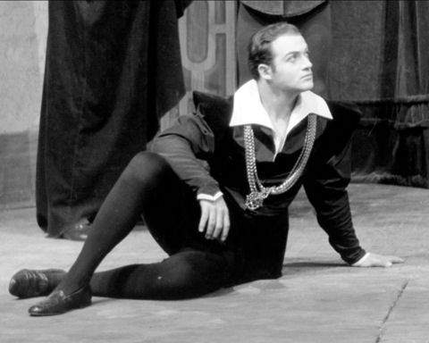 Larry onderscheidde zich als de jongste acteur ooit die de titelrol speelde in een onverkorte versie van "Hamlet" ("Hamlet", 1941-1942. Yale School of Drama Photographs and Posters, RU 397. Manuscripts and Archives, Yale University Library).