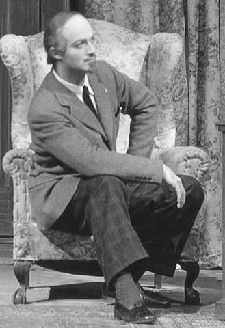Larry speelde Shakespeare in "Smith of Stratford" (Yale University Theatre, New Haven, 12-14 aug 1942). "Lawrence Dobkin, in de rol van de bard, overtuigt ervan dat er een plaats is in het theater voor deze jongeman" (Variety, 19 aug 1942) (Smith of Stratford, 1942. Yale School of Drama Photographs and Posters, RU 397. Manuscripts and Archives, Yale University Library).