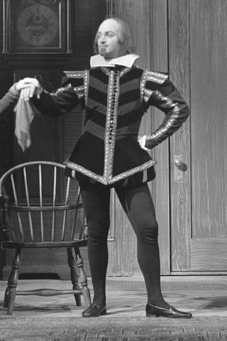 Larry speelde Shakespeare in "Smith of Stratford" (Yale University Theatre, New Haven, 12-14 aug 1942). "Lawrence Dobkin, in de rol van de bard, overtuigt ervan dat er een plaats is in het theater voor deze jongeman" (Variety, 19 aug 1942) (Smith of Stratford, 1942. Yale School of Drama Photographs and Posters, RU 397. Manuscripts and Archives, Yale University Library).