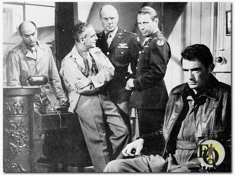 Een van de zeldzame scènes uit "Twelve O’Clock High" (20th Century Fox, 21 dec 1949) waarin Larry te zien is. Een door de strijd uitgeputte Gregory Peck (R), met op de achtergrond toekijkend (L-R) Lawrence Dobkin, Paul Stewart, Dean Jagger en Gary Merrill.