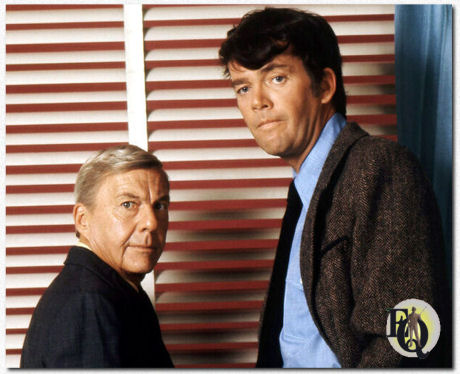 In "Ellery Queen" was er een opmerkelijke chemie tussen Hutton en Wayne, die samen een robuust en overtuigend duo vormden, dat elkaar moeiteloos aanvulde in hun prestaties.