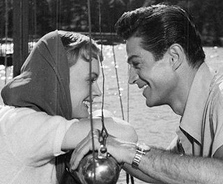 "Han glömde henne aldrig" (ook "The Long Search") foto van Anita Björk en George Nader in een scene uit de film uit 1952.