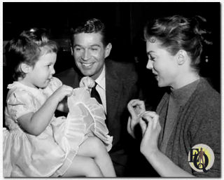 Esther Williams met haar dochter en George Nader op de set van "The Unguarded Moment".