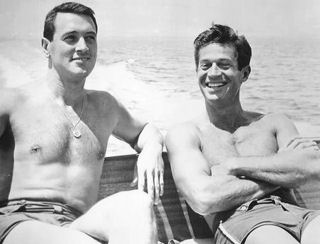 George Nader met zijn vriend Rock Hudson op de Salton Sea, een binnenmeer nabij Palm Springs. (jaren 50).