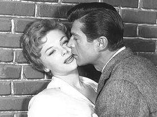 Joanna Moore en Nader in "Appointment with a Shadow" (1958). Nader speelt er een reporter die door drankmisbruik aan lagerwal is geraakt en zichzelf probeert op te werken door te breken met zijn gewoonte en bovendien te helpen bij het arresteren van een crimineel.