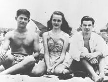 Privé foto George Nader (links) tijdens zijn High School jaren met vrienden aan het strand.