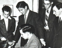 George Nader (staand achter pianist) was 20 toen deze candid foto werd genomen in het Phi Gamma Delta Fraternity huis in Occidental College.