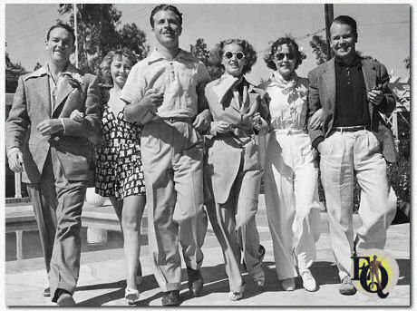 (L-R) Bill Gargan, Joan Blondell, Dick Powell, Bette Davis, Mary Kenny, en Regis Toomey op een zwembadparty georganiseerd door Powell, 1936.
