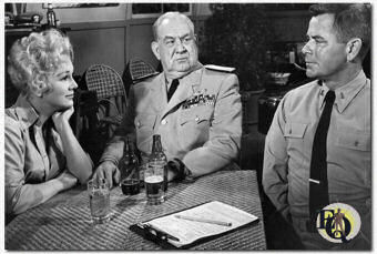 Eva Gabor, Howard Smith en Glenn Ford in "Don't Go Near The Water" (1957).