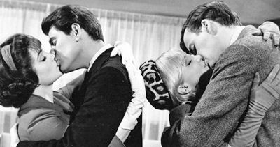 Een vrouw kust Joby Baker terwijl Susan Oliver en Jim Hutton hetzelfde doen in "Looking For Love"  (1964).