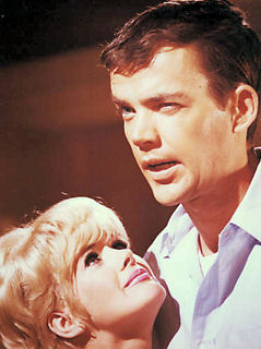 Jim Hutton met een hem aanbiddende Connie Stevens in "Never Too Late" (1965).