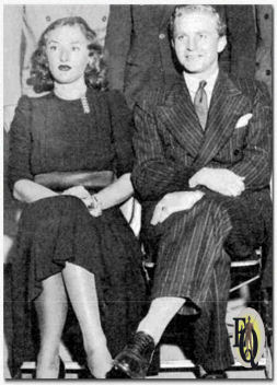 Dit zijn de personen die het radiodrama "Our Gal Sunday" (CBS, oktober 1940) presenteren. Van links naar rechts: Barbara (gespeeld door Kaye Brinker) en Lord Henry Brinthrope (gespeeld door Karl Swenson).