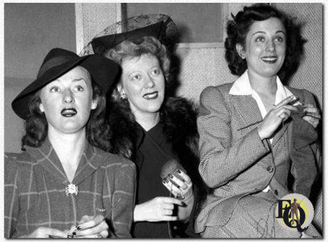 CBS radio actrices (van links naar rechts), Kaye Brinker (als Sheila Brand), Ethel Owen (Dr. Molly Hedgerow) en Ann Shepherd (als Joyce Jordan, MD), breiend voor oorlogsinspanning. New York, NY. 18 december 1941. De show liep op CBS van 1938 tot 1945.