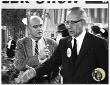 Bob Sweeney (L) en Charles Lane (R) in "The Trailer" een aflevering uit 1959 van de populaire TV-reeks "Fibber McGee and Molly".