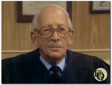 Charles Lane maakte verschillende keren zijn opwachting als rechter Anthony Petrillo in "Soap" (1978).