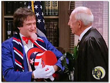 Robin Williams (L) als Mork tegenover Charles Lane als Rechter Baker in een "Mork and Mindy" episode genaamd "Little Orphan Morkie" (1980).