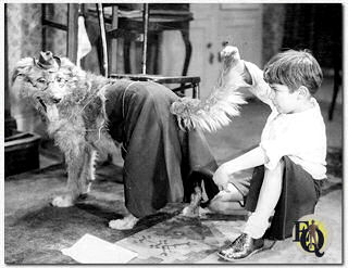 Scene uit "Poor Old Bill" (Londen, Wardour Films, 10 juni 1931).  In totaal maakte Peter Lawford "De Jackie Coogan van Engeland" zes films in Engeland en Frankrijk.