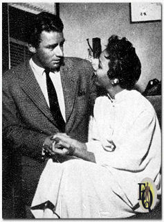 “Filmacteur Peter Lawford kwam backstage om Dorothy te feliciteren. Hoewel Hollywood-columnisten hun namen aan elkaar hebben gekoppeld ontkent Dorothy trouwplannen te hebben.” (Mocambo, 7 mei 1951)