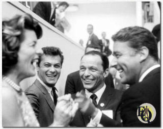 Patricia Kennedy, Tony Curtis, Frank Sinatra en Peter Lawford schateren het uit op de Democratische conventie in 1960.