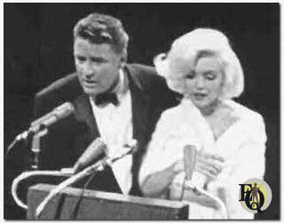 Peter Lawford introduceert Marilyn Monroe tijdens een fondsenwervend diner voor de Democratische Partij en een verjaardagsgroet aan president John F. Kennedy in Madison Square Garden in New York City, waar ze "Happy Birthday Mister President" zong (19 mei 1962).