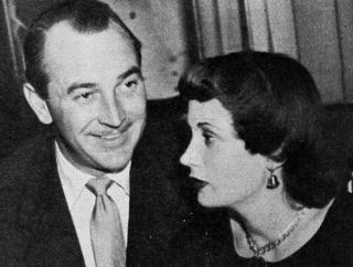 Lee Bowman met zijn vrouw Helen Rosson in de Stork Club (1955).