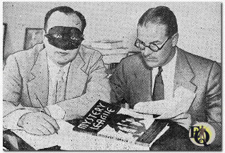 Ellery Queen (nog steeds in volle Barnaby Ross/Ellery Queen tweestrijd) met uitgever Sidney M. Biddell (R) terwijl hij het eerste exemplaar van het magazine signeert. (okt 1933)