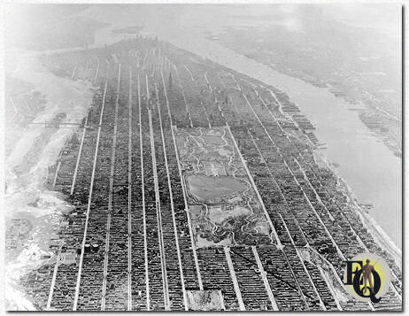 Vandaag stellen we ons Manhattan voor als een plaats die boordevol staat met wolkenkrabbers... Dit was ooit anders, ook wanneer Ellery Queen begon met schrijven. Luchtfoto van Manhattan in 1931.
