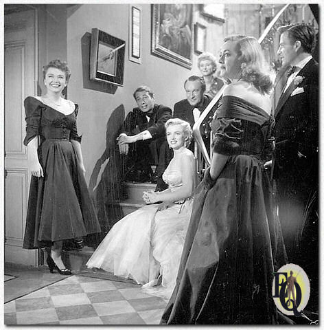 De fenomenale cast van "All about Eve" (1950) tijdens een pauze in het filmen. (L naar R) Anne Baxter, Gary Merrill, Marilyn Monroe, George Sanders, Celeste Holm, Bette Davis en Hugh Marlowe.